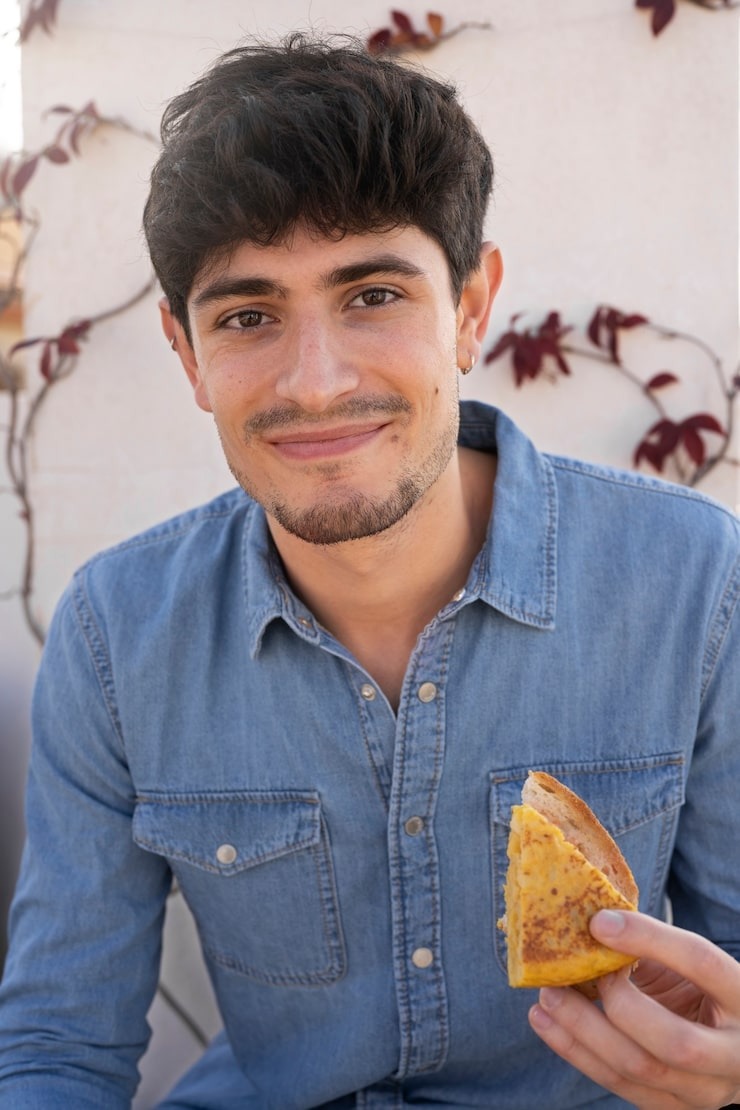 vista-frontal-sonriente-hombre-s